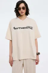 Remera oversize gris oscuro con cuello en V y mangas cortas. Presenta una estampa frontal estilo universitario con el número "09" y las inscripciones "MVD", "UY" y "PIMENTÓN ACTIVE" en tonos celestes y blancos.