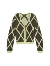 Cardigan de punto con cuello en V, manga larga y cierre frontal de botones. Presenta un estampado geométrico de rombos en contraste, con base verde oliva y líneas en verde lima. El tejido es de punto peluche.