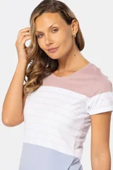 Remera de cuello redondo con bloques de color rosa, blanco a rayas y celeste.