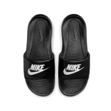 Chancletas Nike Victori One Slide de color negro, con tira ancha en el empeine que presenta el logo y la palabra "Nike" en blanco con relieve. Suela contorneada y texturizada para mayor agarre y comodidad.