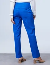 Pantalón de vestir azul eléctrico, de corte recto, con bolsillos simulados en la parte delantera y bolsillos aplicados en la parte trasera.