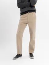 Jean de corte carpintero en color beige, con diseño de cinco bolsillos y costuras reforzadas.