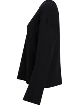 Sweater negro de lana con escote en v y mangas largas.