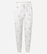 Conjunto de pijama largo de plush, compuesto por remera de mangas largas y cuello redondo, y pantalón con elástico y lazo en la cintura. El pantalón tiene estampado de gatitos y la palabra "lovely".