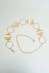 Cinturón dorado con eslabones de círculos planos y aros.