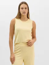 Musculosa de tejido fino en color amarillo, con cuello redondo y diseño sin mangas.
