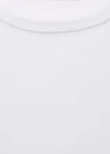 Camiseta de cuello redondo y manga corta, confeccionada en algodón, con diseño recto y ajuste regular.