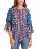 Blusa de gasa con estampado floral y geométrico en tonos azules, rojos y celestes. Presenta cuello a la base, mangas tres cuartos amplias y un corte asimétrico en el ruedo.