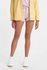 Short de jean de tiro medio con corte clásico y ruedo deshilachado. Presenta cierre de botones y cinco bolsillos tradicionales.