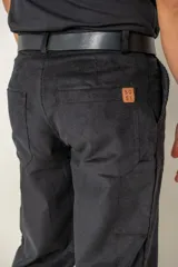 Pantalón de corte ancho confeccionado en tejido de pana, con bolsillos traseros y etiqueta de marca en cuero sintético.
