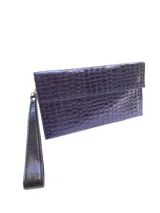 Sobre rectangular color bronce con textura croco y correa de mano negra.