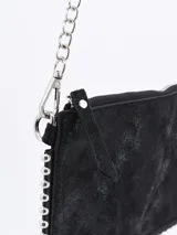 Bandolera negra con cierre superior y tachas plateadas en el borde.