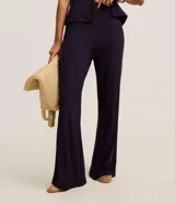 Pantalón pantalona de ribana color negro, con cintura elástica y textura acanalada.