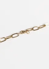 Collar dorado con cadena de eslabones y dije de candado.