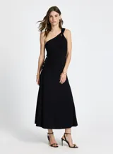 Vestido midi negro de punto, con un solo hombro, detalle de nudo en el hombro y botones metálicos decorativos en el lateral.