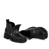 Bota negra de cuero vacuno con interior forrado en corderito natural. Tiene suela de goma artesanal, cierre YKK en ambos lados y horma de punta cuadrada.