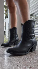 Botas texanas negras de cuero sintético con bordados en el lateral y taco de 6cm.