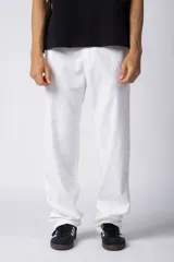 Pantalon de corte recto y holgado, confeccionado en mezcla de lino y algodón. Presenta cintura elastizada con cordón interno para ajuste y bolsillos laterales amplios.