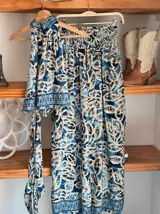 Conjunto de dos piezas color fucsia con estampado oriental en tonos rosa y blanco, compuesto por un top halter con lazo en la cintura y un pantalón palazzo de cintura alta con elástico.