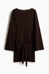 Vestido corto de punto texturizado en color marrón, con escote bote, mangas largas amplias y tiras anchas para anudar en la cadera.