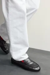 Mocasín de vestir negro de piel, con detalle de antifaz en el empeine, horma redonda y suela de goma Vibram. Colección especial Aaron Levine x Zara.