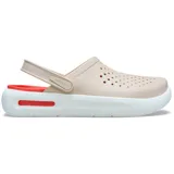 Zuecos Crocs modelo InMotion, con diseño deportivo y ergonómico. Presentan una parte superior en color beige con perforaciones para ventilación, correa trasera pivotante y una suela gruesa blanca con detalles en rojo vibrante en el interior y lateral.