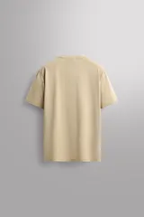 Camiseta de entrenamiento de ajuste regular, color verde oliva, confeccionada en tejido técnico ligero y elástico con estructura. Presenta cuello redondo, manga corta y costuras planas.