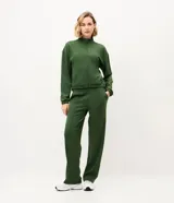 Campera deportiva Get Over color verde oscuro, confeccionada en mezcla de viscosa, poliéster y elastano. Cuenta con cuello alto, cierre frontal completo, bolsillos laterales, puños elásticos y cordón de ajuste en el bajo.