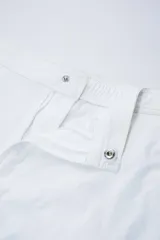 Short de baño blanco de corte clásico, confeccionado en tejido ripstop con elastano, con cintura elástica en la parte trasera, dos bolsillos laterales y uno trasero con cierre.