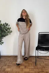 Pantalón de tejido jersey color beige oscuro, de corte muy amplio y pierna ancha, con cintura elástica.