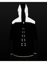 Campera impermeable para running con capucha y cierre frontal. Presenta un diseño color block en tonos gris, amarillo neón y azul marino, con bolsillos laterales con cierre y detalles reflectantes.