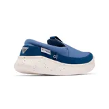 Zapatilla tipo slip-on Columbia Boatside PFG, color azul, con empeine de lona y ante. Presenta una suela de plataforma blanca con motas de colores y tecnología Omni-GRIP LT para mayor tracción y ligereza.