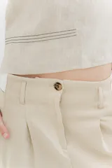 Musculosa blanca de lino con escote en V y corte crop.