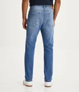 Pantalón de jean corte slim, con diseño clásico de cinco bolsillos, cierre frontal con cremallera y botón, y costuras reforzadas.