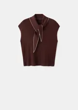 Top marrón sin mangas, de corte recto y ajuste cómodo, con cuello alto y una bufanda o lazo integrado con bordes claros.