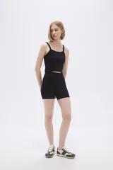 Top negro al cuerpo con breteles anchos y escote cuadrado.