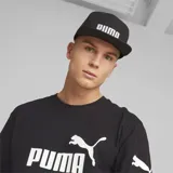 Gorra Puma negra con visera plana, logo de Puma bordado en blanco en el frente y cierre ajustable en la parte posterior.