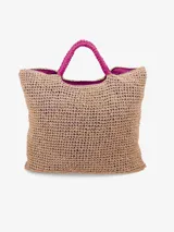 Bolso tipo tote grande confeccionado en papel tejido con trama calada estilo crochet, color beige, con asas de mano negras tejidas. Cuenta con interior forrado y bolsillo interno con cierre.