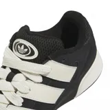Championes Adidas Forum 2000 de estilo urbano, con diseño de corte bajo. Presentan una base de color negro con las icónicas tres bandas laterales en color blanco y una suela de goma blanca con el logo de la marca grabado.