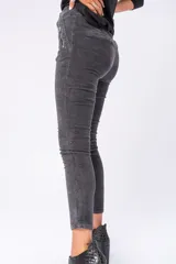 Pantalón de pana gris con tiro alto y pretina elastizada.