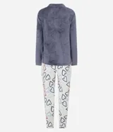 Conjunto de pijama compuesto por una blusa de manga larga en tejido fleece color gris con bordado de corazón en el pecho y un pantalón largo de color blanco con estampado de corazones de colores y cintura elástica.