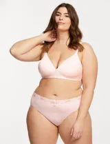 Bombacha tipo brief de microfibra color rosado, con detalle de encaje en la cintura y refuerzo de algodón.