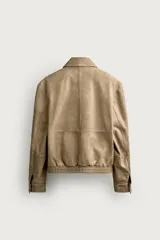 Cazadora relaxed fit de piel con efecto lavado en color tostado, cuello solapa, manga larga con puño y botones a presión. Cuenta con bolsillos plastrón con solapa en la cadera, bolsillo interior y cierre frontal con cremallera oculta por solapa con botones a presión.