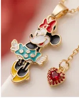 Collar de cadena fina enchapada en oro con dije esmaltado de Minnie Mouse y un pequeño dije adicional en forma de corazón con piedra roja.