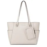 Cartera tipo shopper de la marca Guess, color rosa claro con estampado de monograma de la marca en toda la superficie. Cuenta con doble asa de hombro, cierre superior, bolsillos laterales externos y un pequeño monedero colgante con cierre.