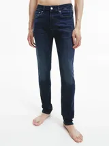 Jeans skinny de denim azul oscuro, tiro bajo, con cinco bolsillos y cierre de cremallera. Confeccionado con algodón reciclado y elastano.