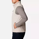 Chaleco de forro polar Columbia con cierre frontal completo, cuello alto, bolsillo con cremallera en el pecho y bolsillos laterales con cremallera.