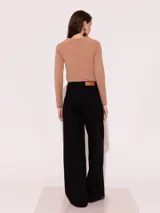 Pantalón jeanero de corte amplio, color rosado, confeccionado en tejido 100% algodón.