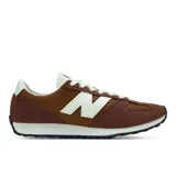 Championes urbanos New Balance modelo 471, color marrón con detalles en blanco. Confeccionados con una combinación de ante, cuero y malla transpirable, presentan un diseño inspirado en el running de los años 70 con entresuela de perfil bajo y suela de goma con patrón de espiga.