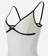 Body de encaje blanco con transparencia sutil, escote en V con ribete negro y un pequeño lazo decorativo al centro, breteles finos y diseño ajustado al cuerpo de la marca Blue Steel.
